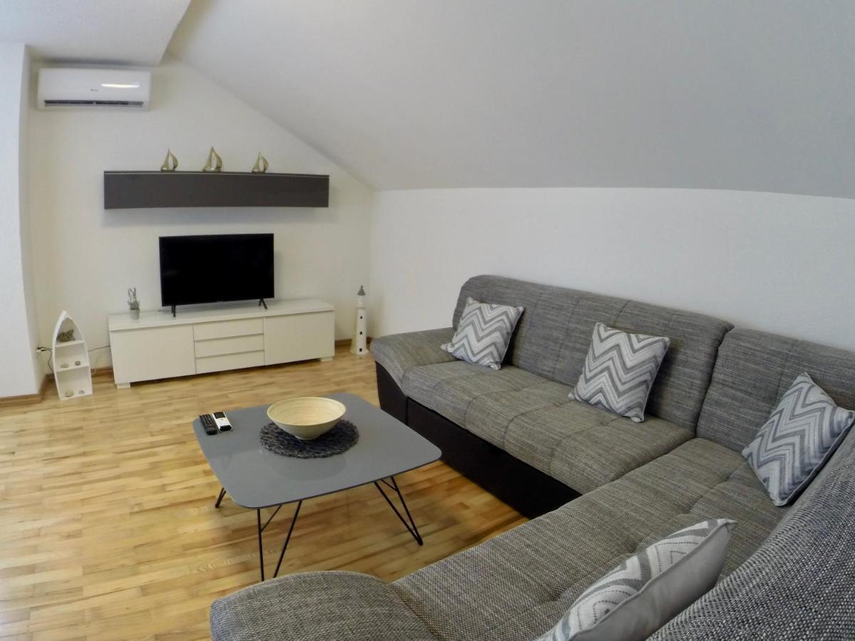Holiday Apartment Lavanda Sumpetar Jesenice  Bagian luar foto